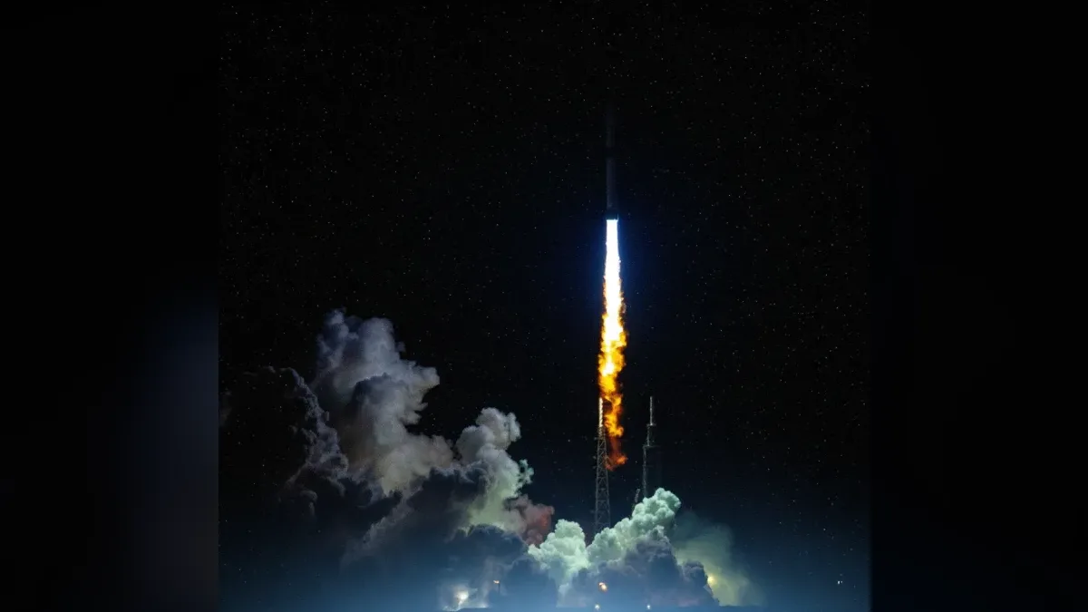 New Glenn lifting off from Launch Complex 36 on its January 2025 debut, restyled onto a dark starfield.